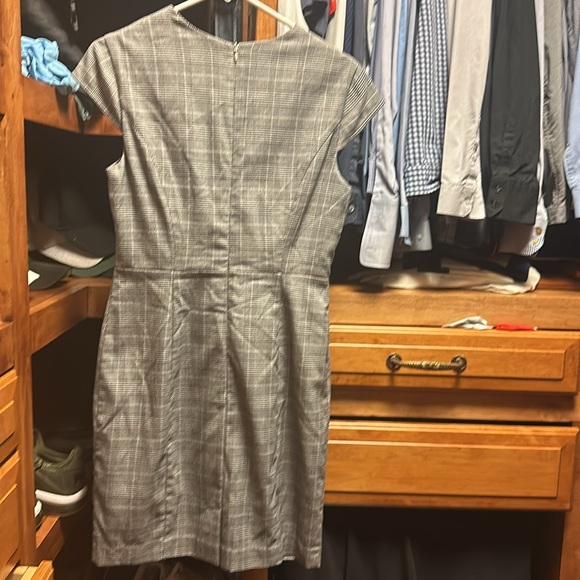 Short sleeved, mid-length gray checked dress - Picture 2 of 5